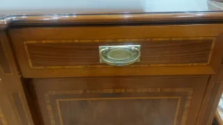 Aparador de madera con cajones y puertas