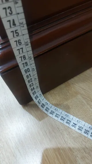 Aparador de madera con cajones y puertas