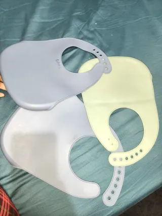 Baberos y platos de bebé