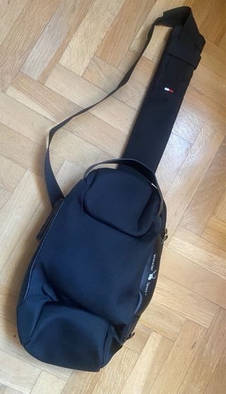 Mochila bandolera Weixier negra con USB.