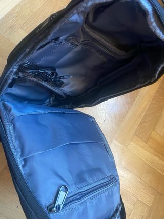 Mochila bandolera Weixier negra con USB.