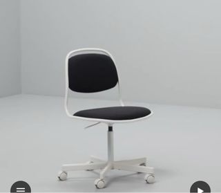 Silla de escritorio negra y blanca