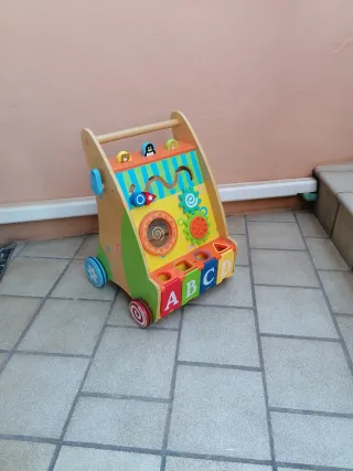 Andador y centro de actividades de madera