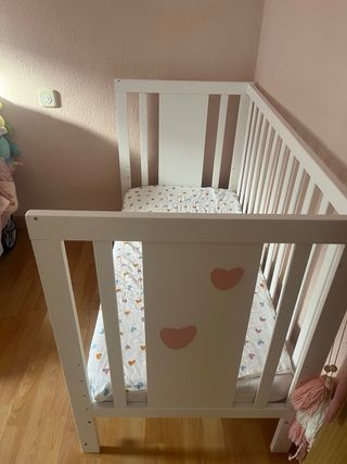 Cuna de bebé blanca con colchón