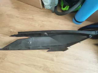 Tapa lateral trasera izquierda Kymco superdink 350