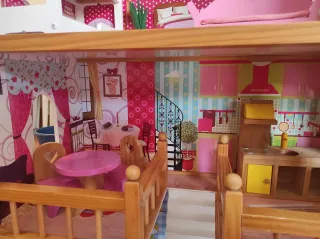 Casa de muñecas rosa con muebles