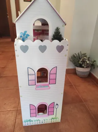 Casa de muñecas rosa con muebles