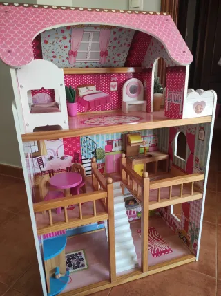 Casa de muñecas rosa con muebles