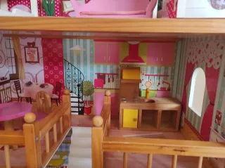 Casa de muñecas rosa con muebles