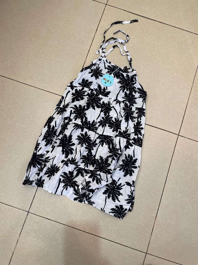 Vestido de verano con palmeras