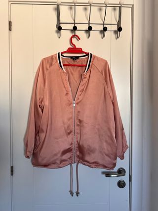 Chaqueta bomber rosa satinada