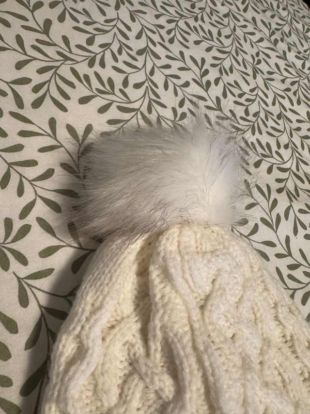 Gorro de lana blanco con pompón