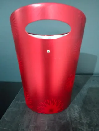 Cestello ghiaccio rosso con interno color acciaio.