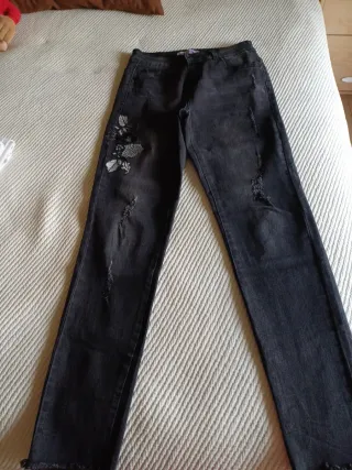 Pantalones vaqueros negros con bordado