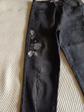 Pantalones vaqueros negros con bordado