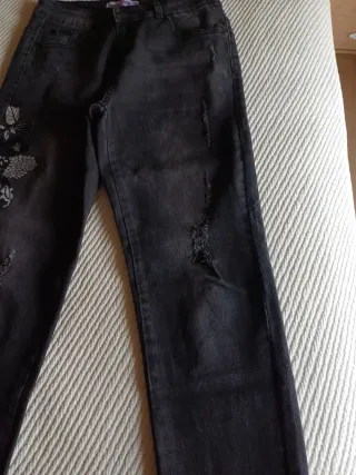 Pantalones vaqueros negros con bordado