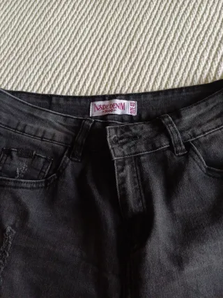 Pantalones vaqueros negros con bordado