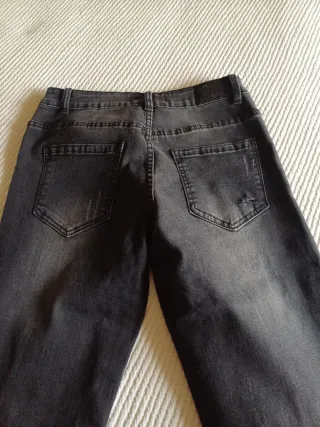 Pantalones vaqueros negros con bordado