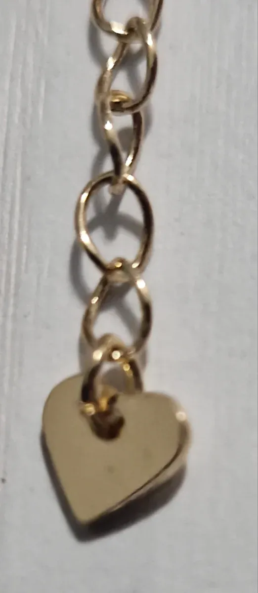 Pulsera dorada con corazón