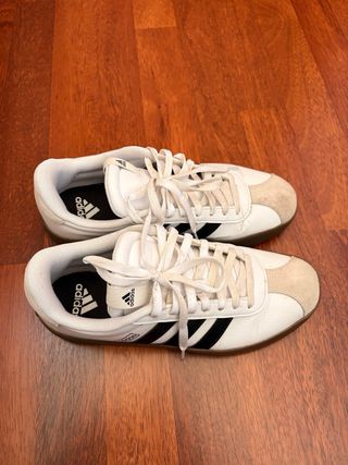 Zapatillas Adidas Blancas y Negras