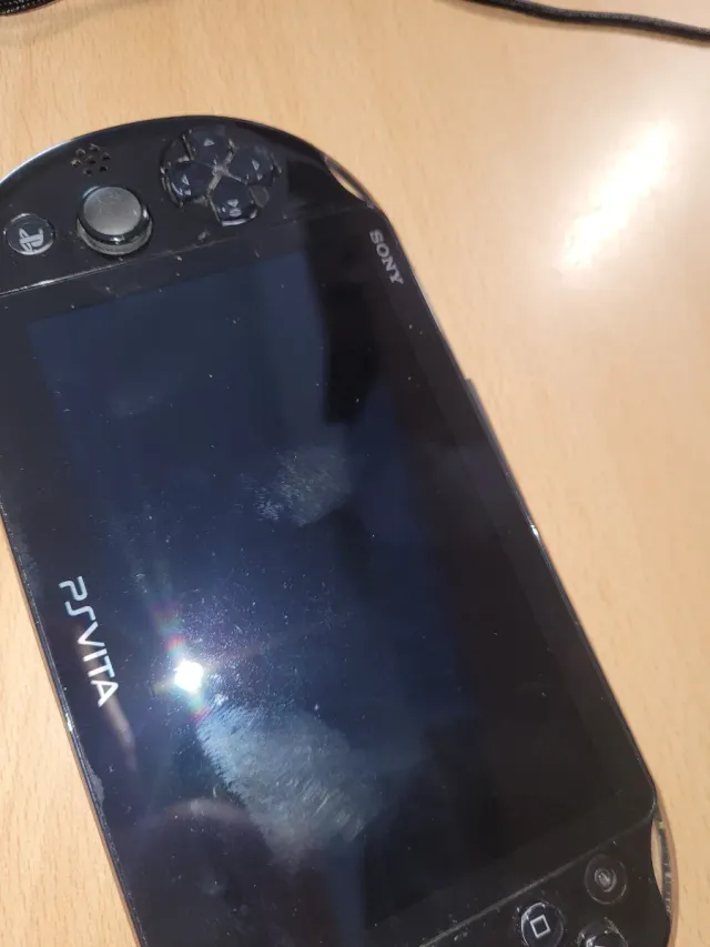 PS Vita + 3 Juegos: FIFA 15, Call of Duty, Invizim