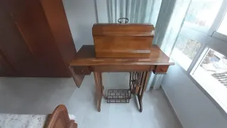 Máquina de coser antigua de madera