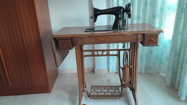 Máquina de coser antigua de madera