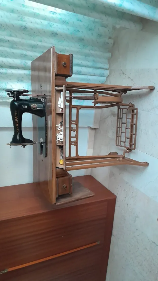 Máquina de coser antigua de madera