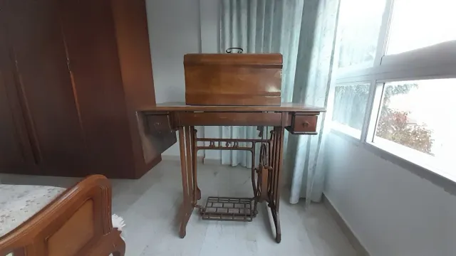 Máquina de coser antigua de madera