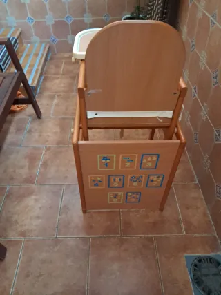 Trona de madera para bebé