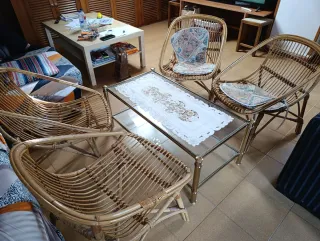 Mesa centro de cristal + 4 sillas de mimbre