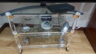 Mesa auxiliar metacrilato y cristal