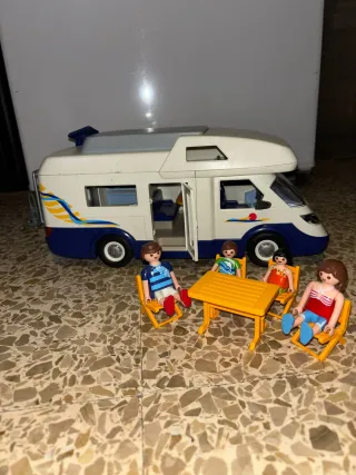 Caravana Playmobil con figuras y mesa