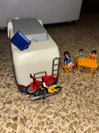 Caravana Playmobil con figuras y mesa
