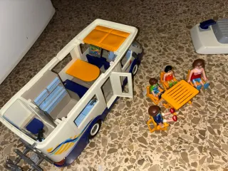 Caravana Playmobil con figuras y mesa