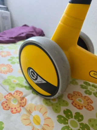 Bicicleta de aprendizaje amarilla