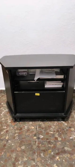 Mesa de TV negra con ruedas