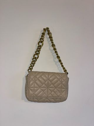 Bolso beige con cadena dorada