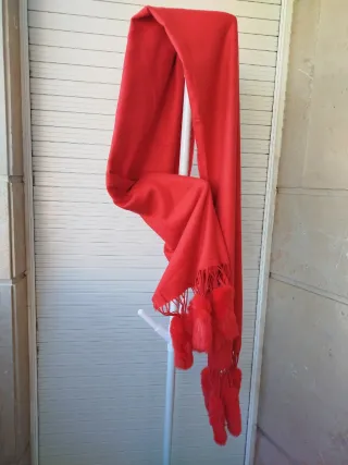 Bonita Maxi Bufanda Roja con pompones de pelito