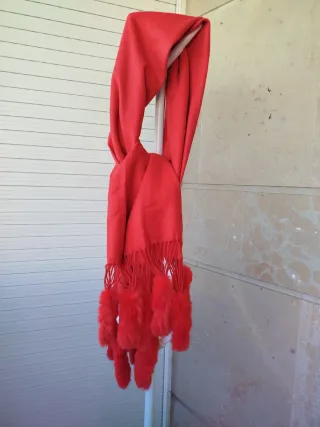 Bonita Maxi Bufanda Roja con pompones de pelito