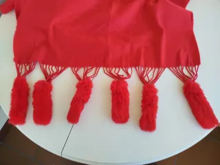 Bonita Maxi Bufanda Roja con pompones de pelito