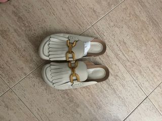 Zapatos de otoño con detalle dorado