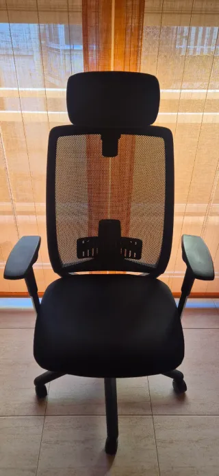Silla ergonómica de oficina negra