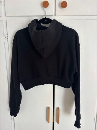 Sudadera crop negra