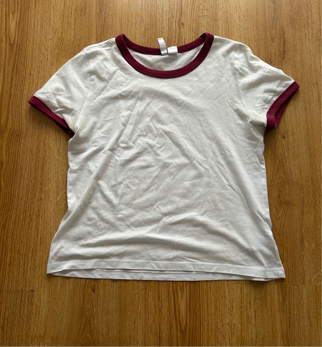 Camiseta blanca con ribete burdeos