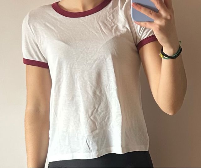 Camiseta blanca con ribete burdeos