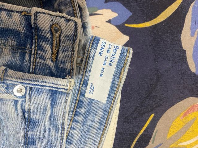 Pantalón vaquero Bershka desgastado talla 36