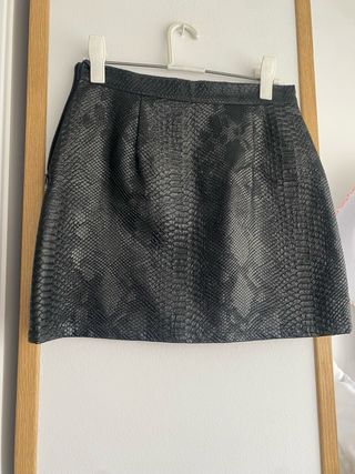 Falda negra efecto piel serpiente