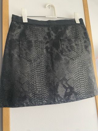 Falda negra efecto piel serpiente