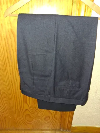 Traje de hombre azul y negro